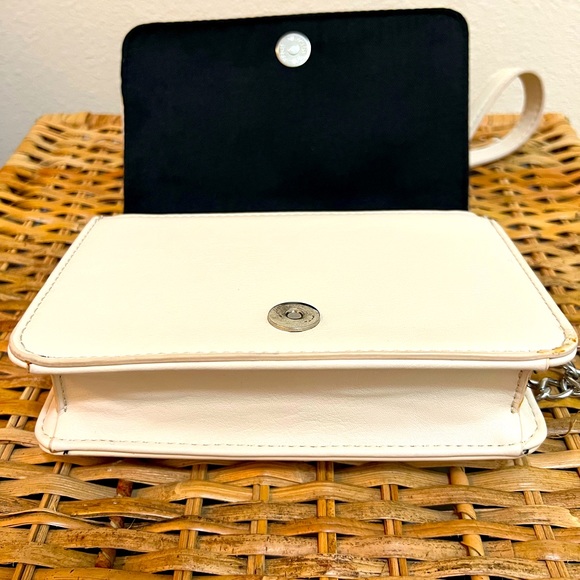 👻 2/$20 item! Forever 21‎ Cream Purse - Picture 5 of 7